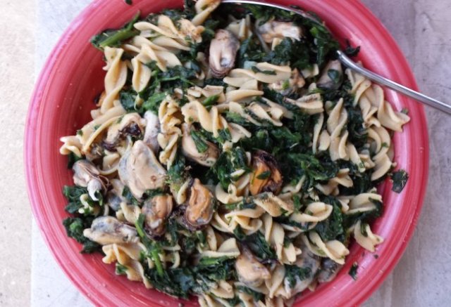recipe, gluten-free, chickpea pasta, spinach, mussels
