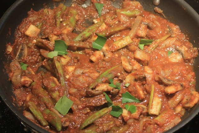 Indian, curry, recipe, okra, mushroom, tomato, onion, Paleo, Whole30, vegetarian, vegan